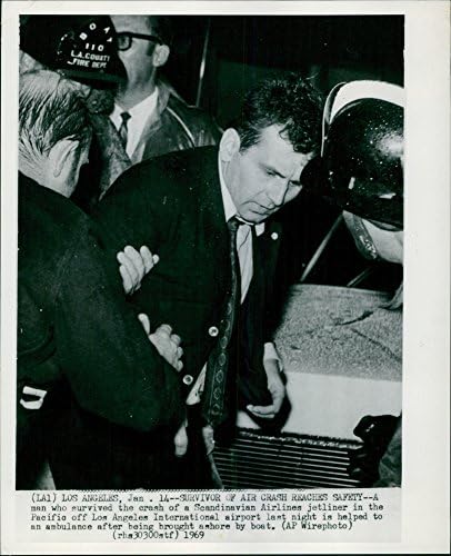 Реколта снимка оцелял в самолетна катастрофа, постигната сигурност, 1969 година.