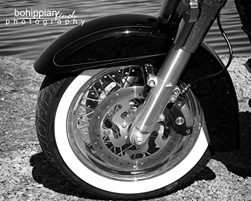 Черно-бяло Предното колело на мотоциклета край езерото 11x14 Матиран Платно, Натянутый в рамка, Готов да бъде обесен на Оригиналната Фотография В Мотоциклетном стил,